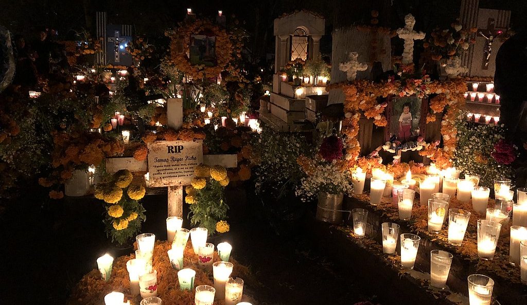 Cemetery celebration in the Day of the Dead